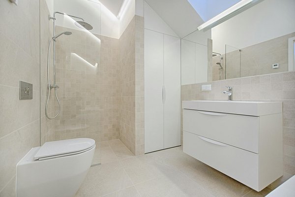 How can you create a water-efficient bathroom in a UK Edwardian home?